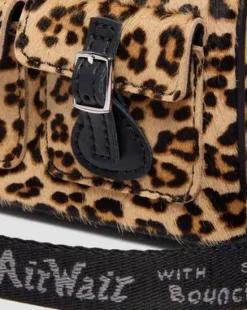 Bolso mini con estampado de leopardo y asa superior in Negro & Ambrato