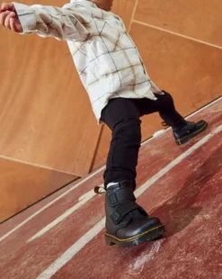 Botas 1460 para niños de piel con correa con velcro in Negro