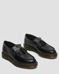 Mocasines Adrian Yellow Stitch de piel Smooth con borla in Negro