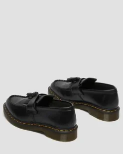 Mocasines Adrian Yellow Stitch de piel Smooth con borla in Negro