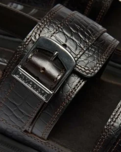Sandalias San Two Strap de piel Croc Embossed in Marrón Oscuro