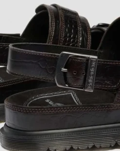 Sandalias San Two Strap de piel Croc Embossed in Marrón Oscuro