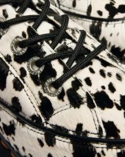 Zapatos Buzz de 5 ojales de piel Hair On con estampado de dálmata in Crema & Negro