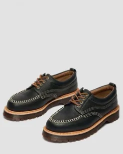 Zapatos Lowell de piel Wild Grain y puntera de mocasín in Negro